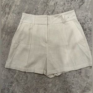 Linen high waisted pleated shorts